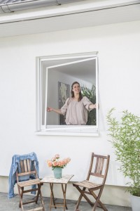 Spannrahmen Insektenschutz SP2/4 mit gefederten Winkellaschen für Holzfenster mit anliegeder Blendrahmenabdeckung